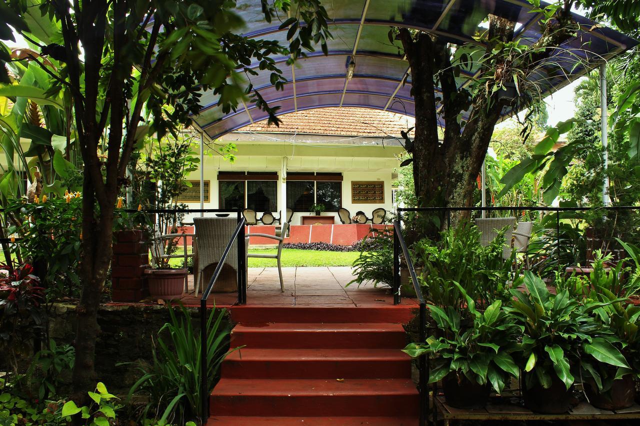 Reddoorz Hostel @ Dago 2 Bandung Esterno foto